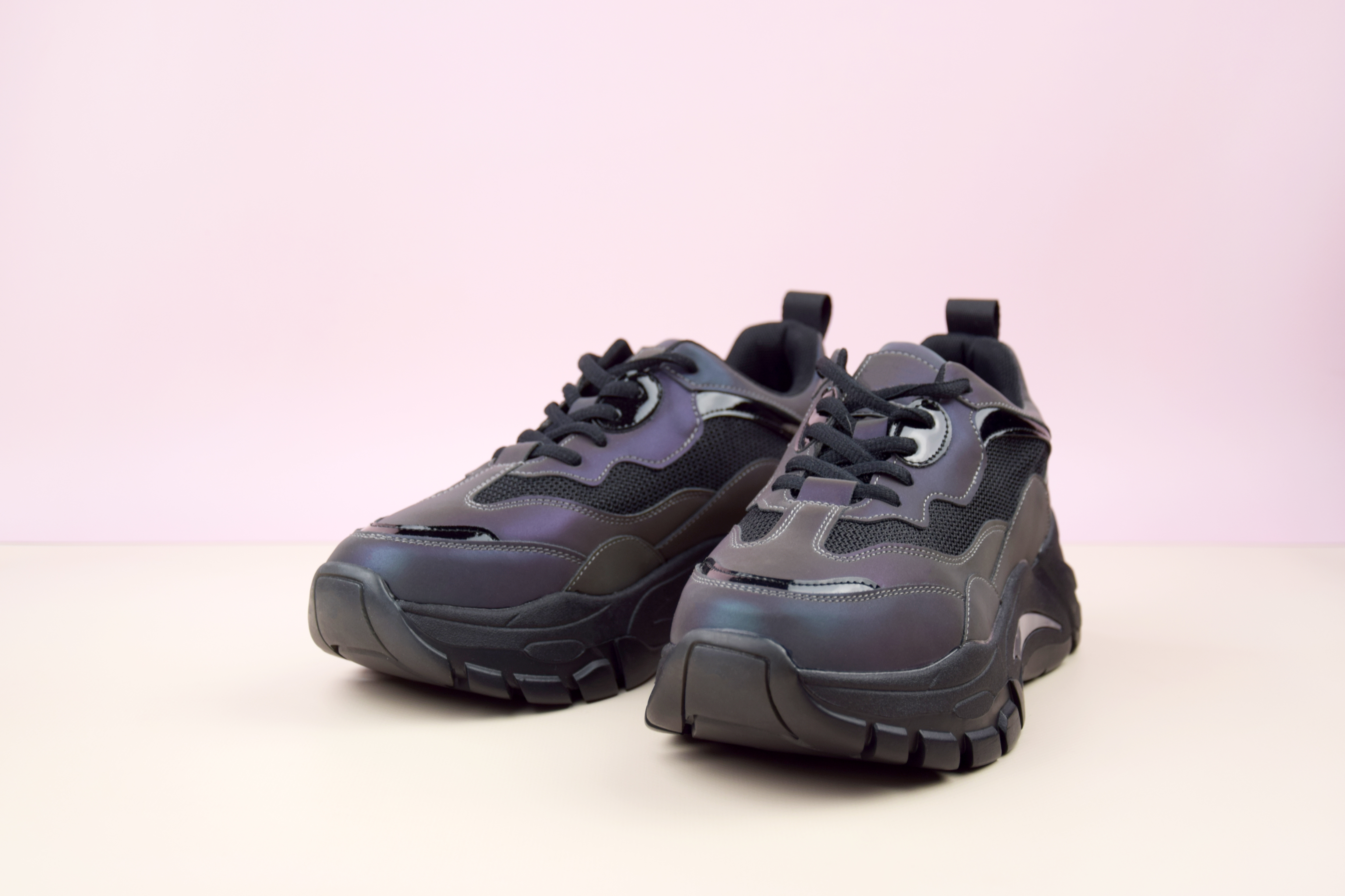 Par de tênis lindo em fundo rosa claro