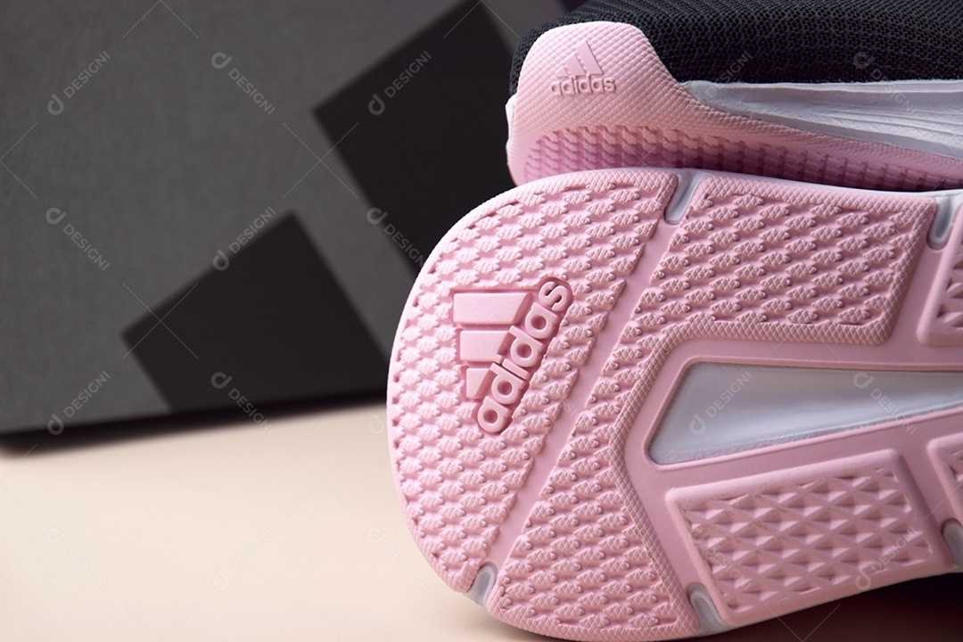 Detalhes do solado de um tênis