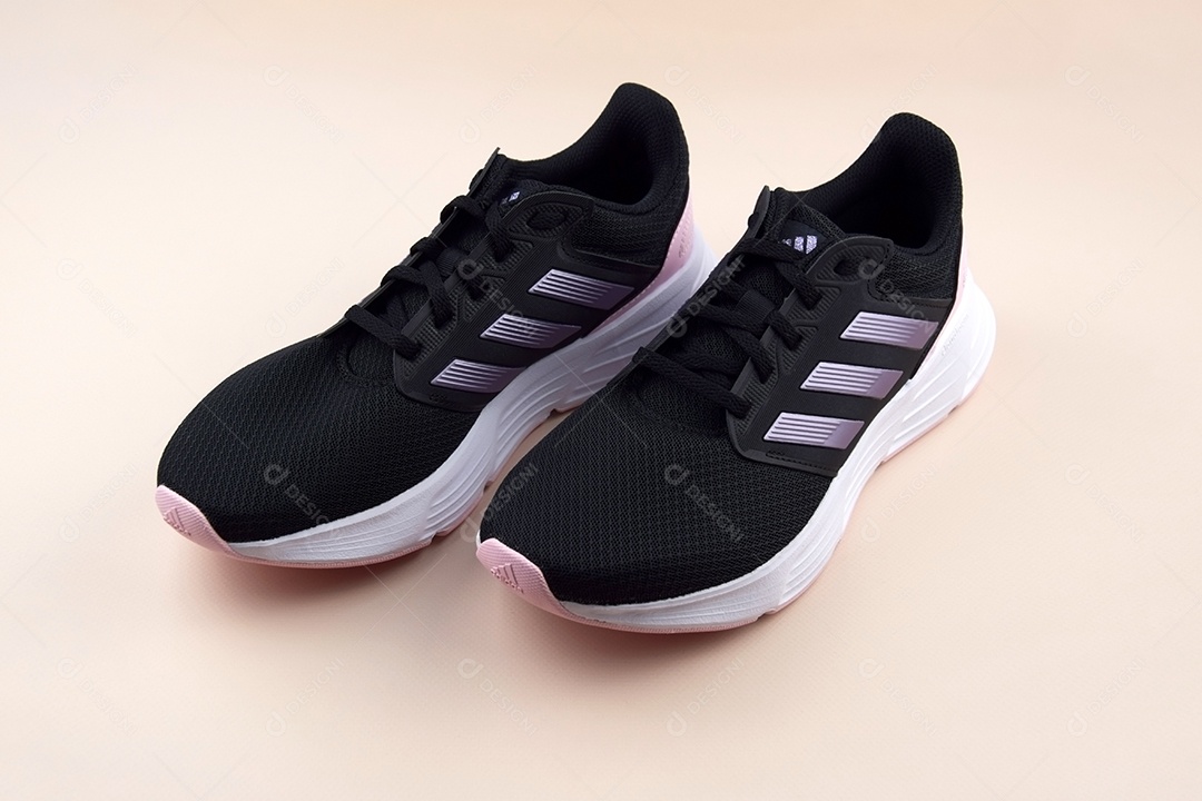 Tênis preto com baixas rosa adidas