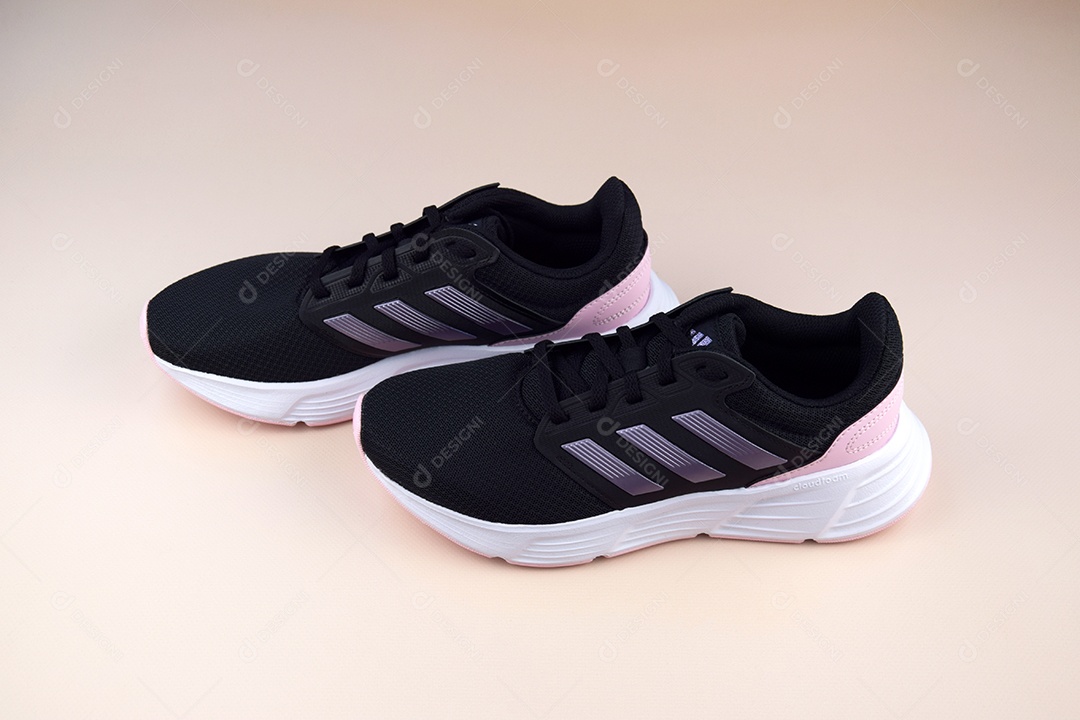 Tênis rosa com preto detalhado