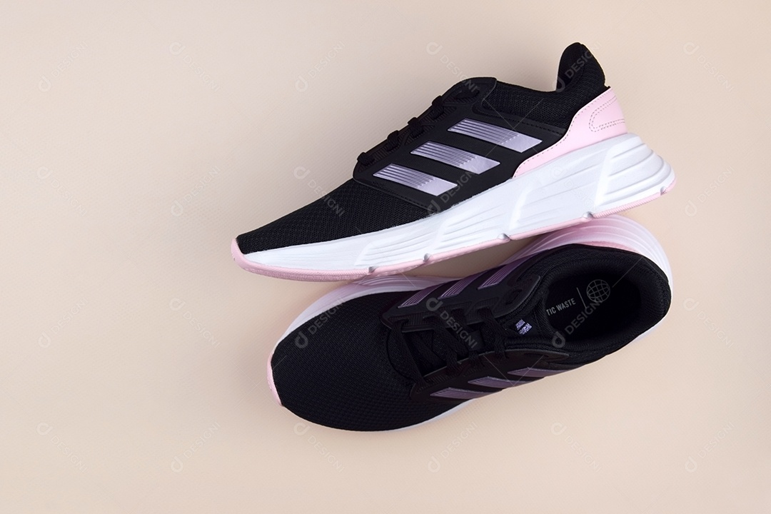 Tênis feminino detalhado preto e rosa