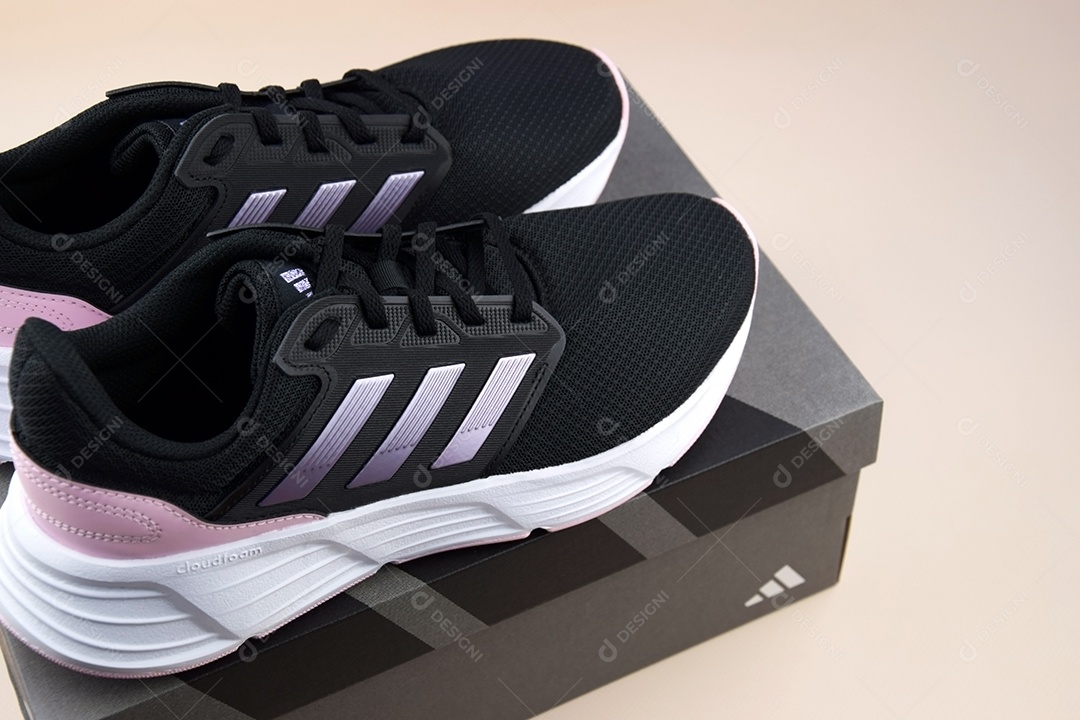 Tênis de corrida em close com detalhes