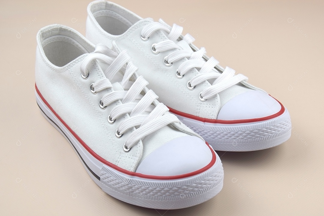 Tênis all star branco com linhas vermelhas