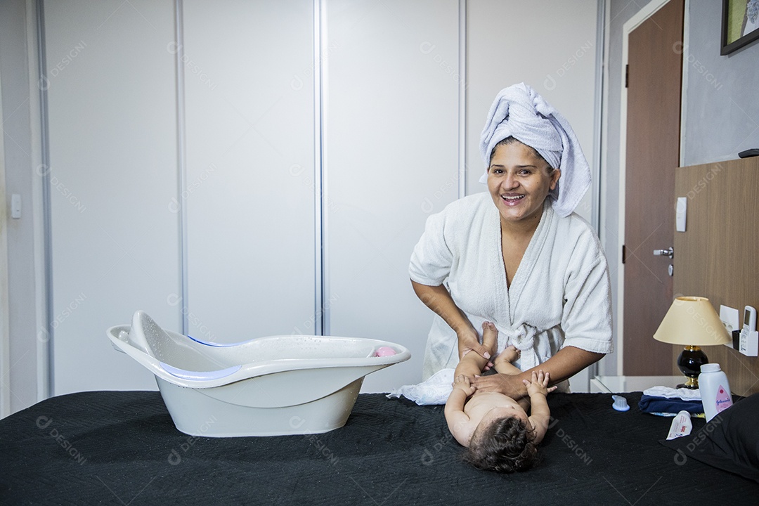 Mãe cuidando do seu bebê