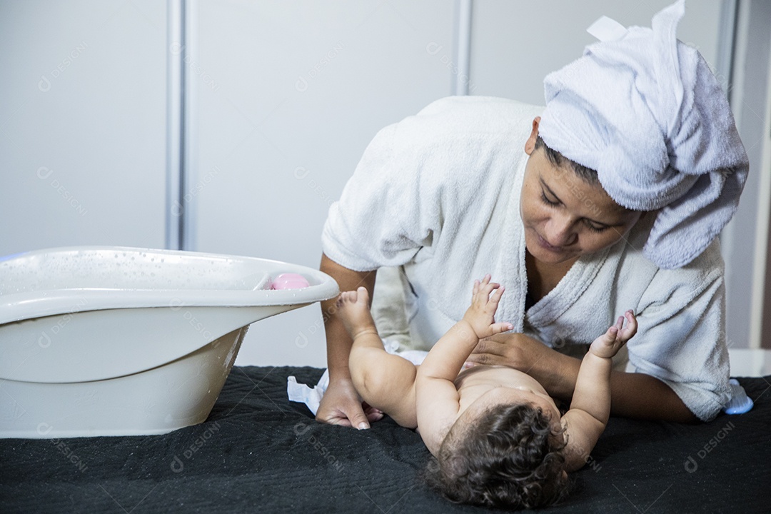 Mãe pronta para dar banho no seu bebê