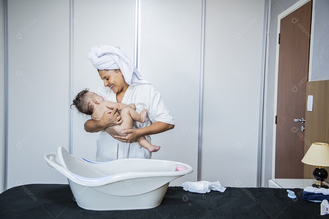 Mãe com seu bebê no colo