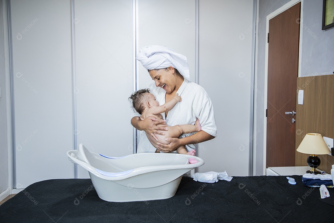 Mãe com seu bebê preparando para banho