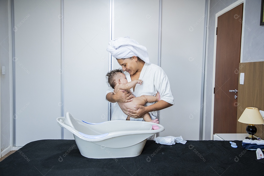 Mãe segurando seu bebê para banho