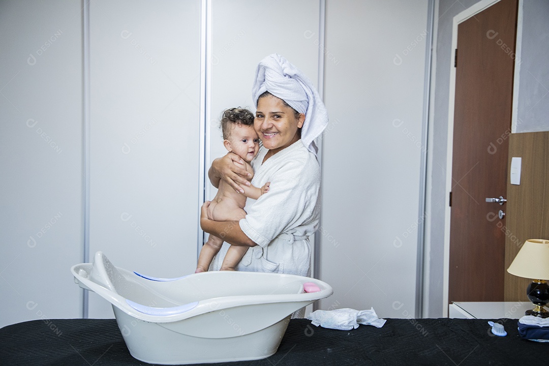 Mãe abraçando seu filho com banheira para banho