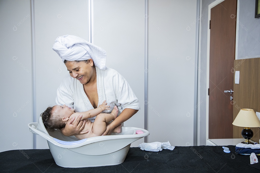 Mãe banhando seu bebê fofo