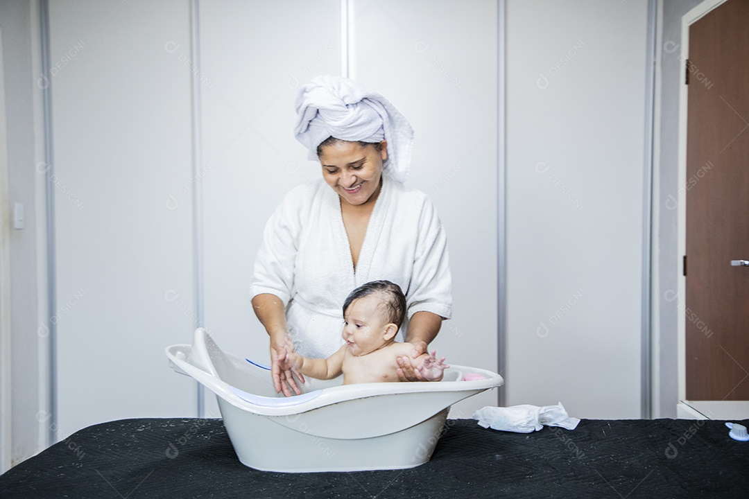 Uma mãe dedicada banhando seu neném