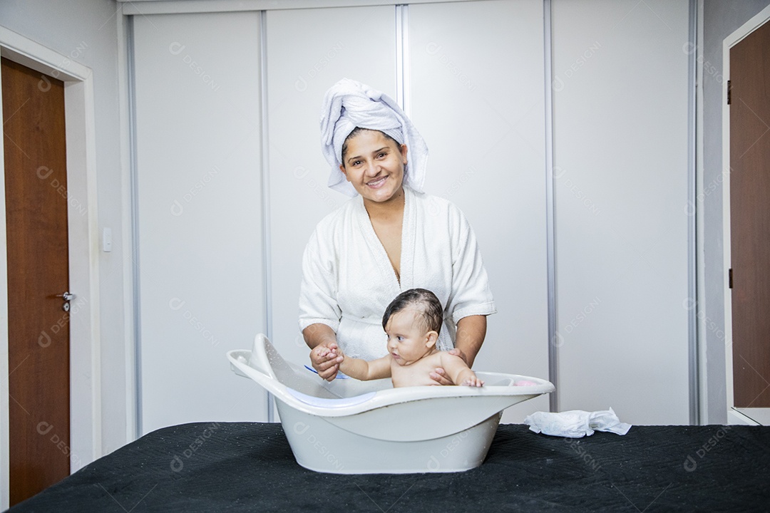 Uma mãe dedicada banhando seu neném