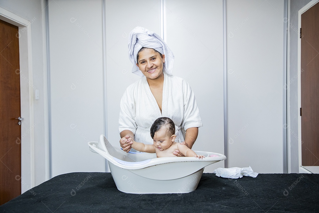Uma mãe dedicada banhando seu neném