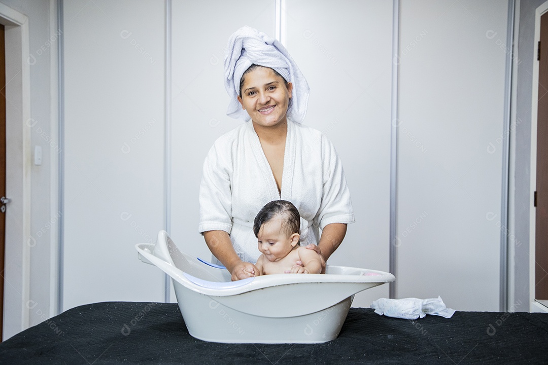 Uma mãe dedicada banhando seu neném