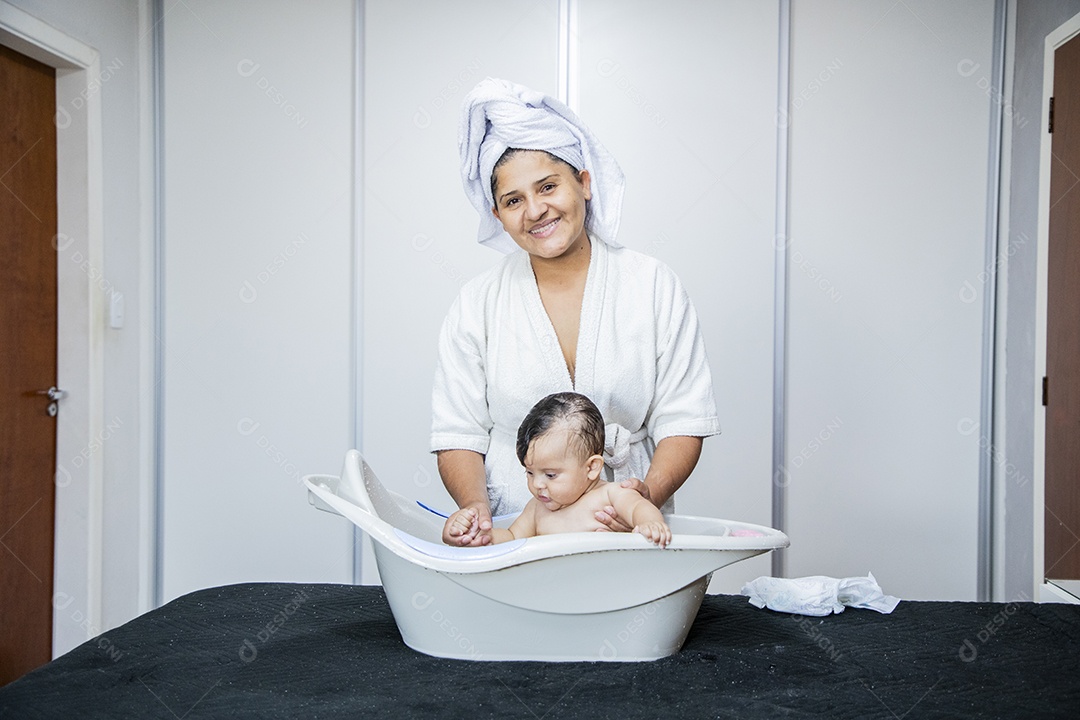 Uma mãe dedicada banhando seu neném