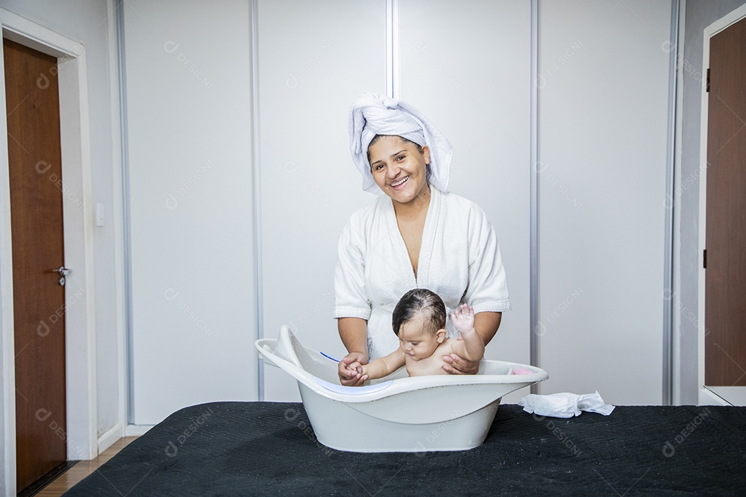 Uma mãe dedicada banhando seu neném