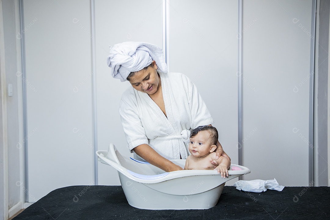 Uma mãe dedicada banhando seu neném