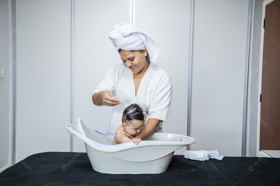 Uma mãe dedicada banhando seu neném