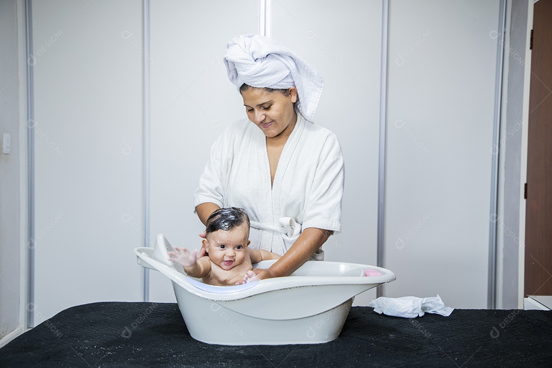 Uma mãe dedicada banhando seu neném