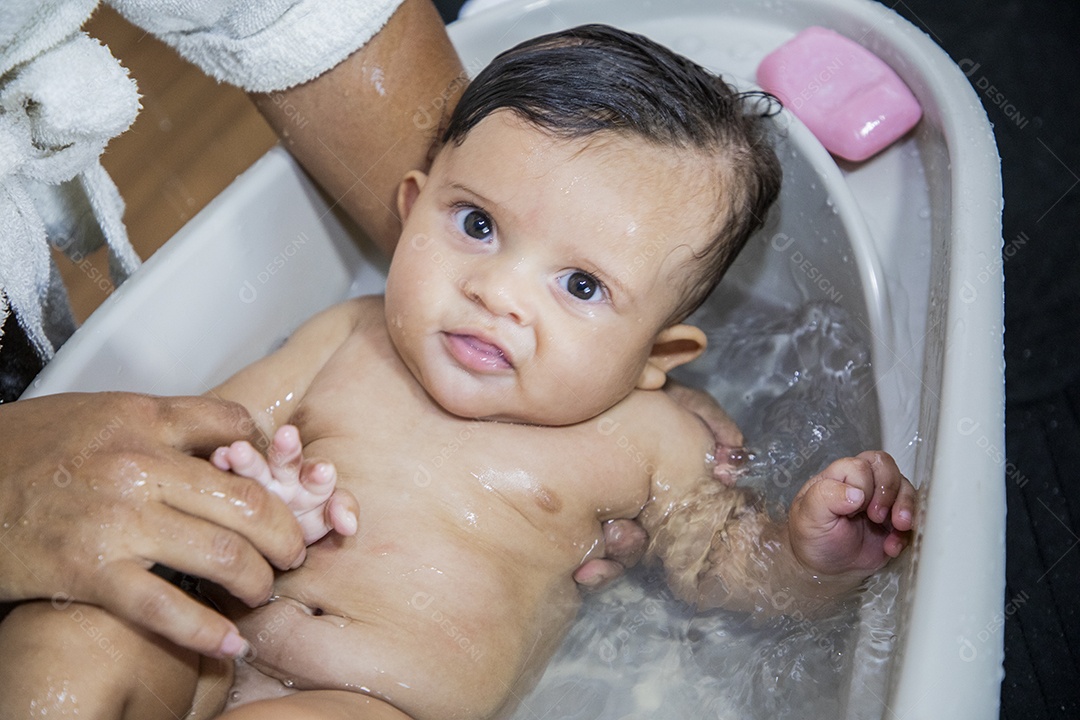 Bebê fofinho tomando banho na banheira