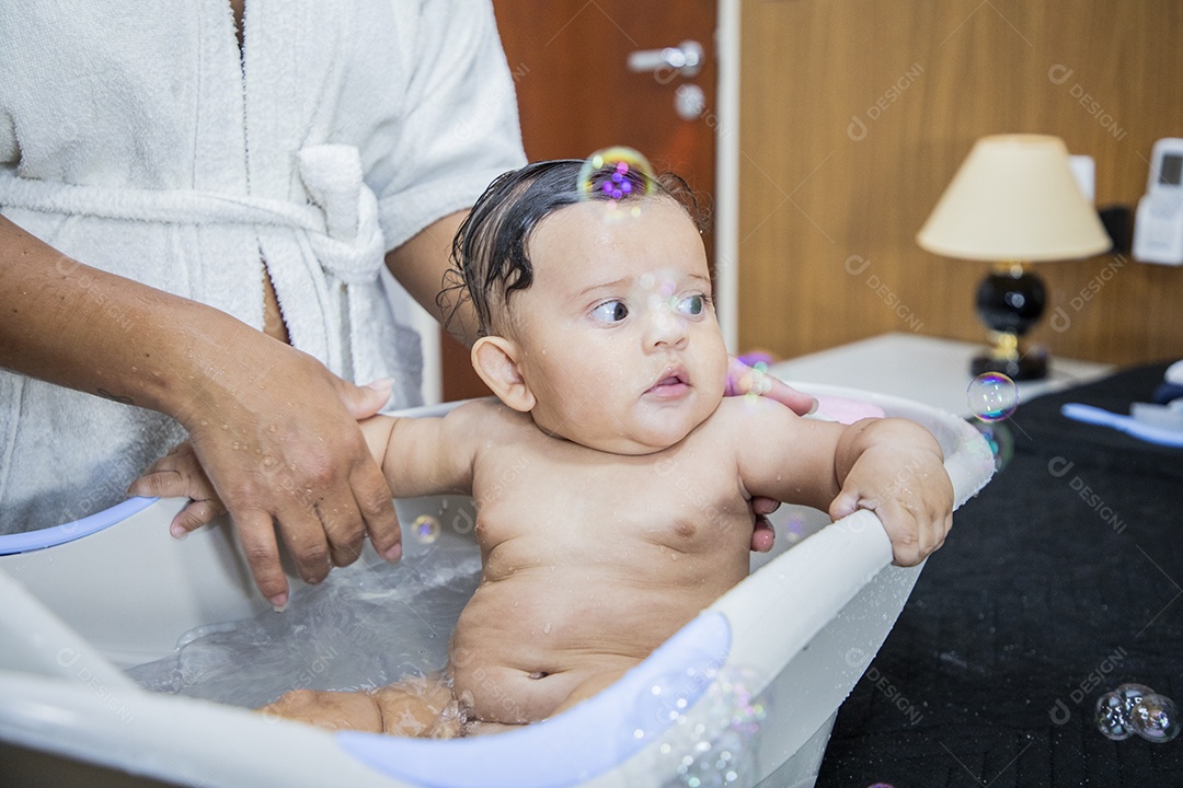 Bebê fofinho tomando banho na banheira