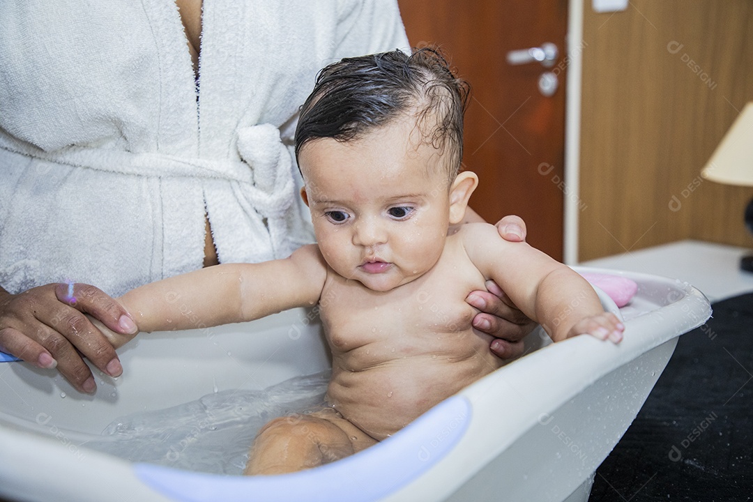 Bebê fofinho tomando banho na banheira