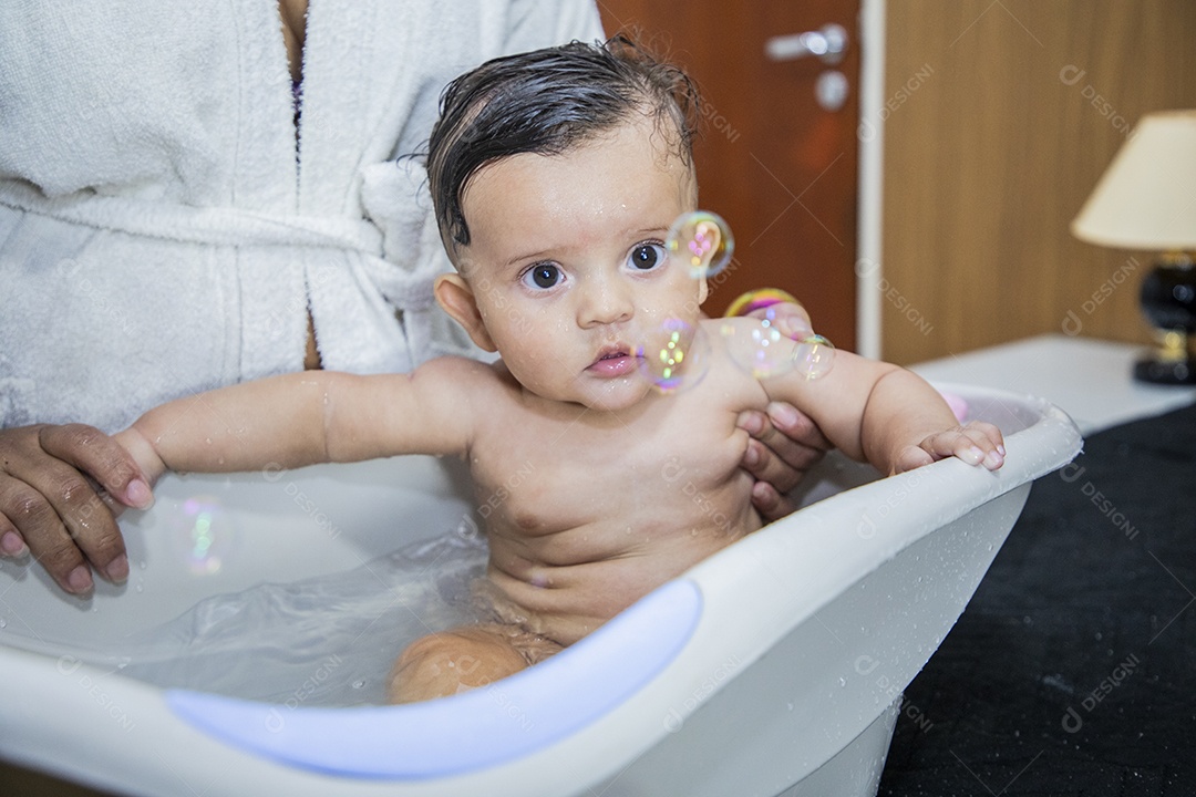 Bebê fofinho tomando banho na banheira
