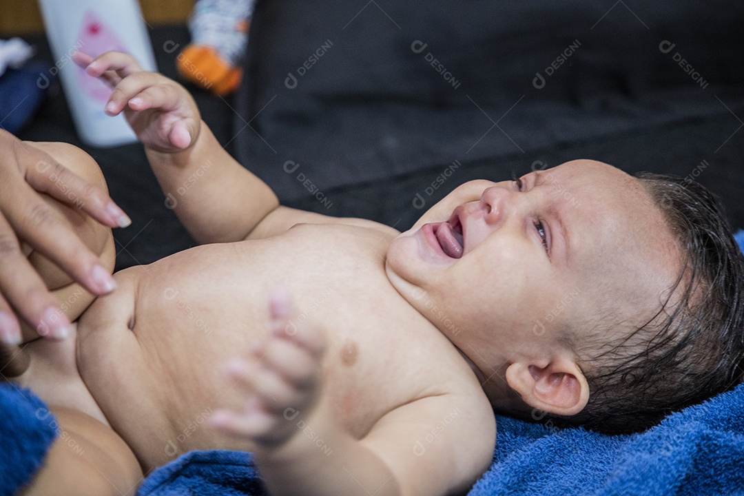 Bebê fofinho chorando