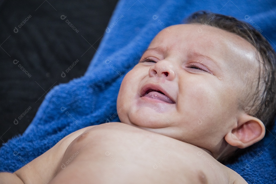 Um lindo bebê chorando