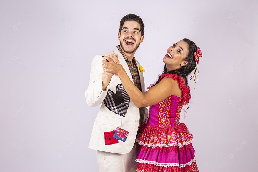 Casal de quadrilheiros trajados para festa junina com mãos dadas