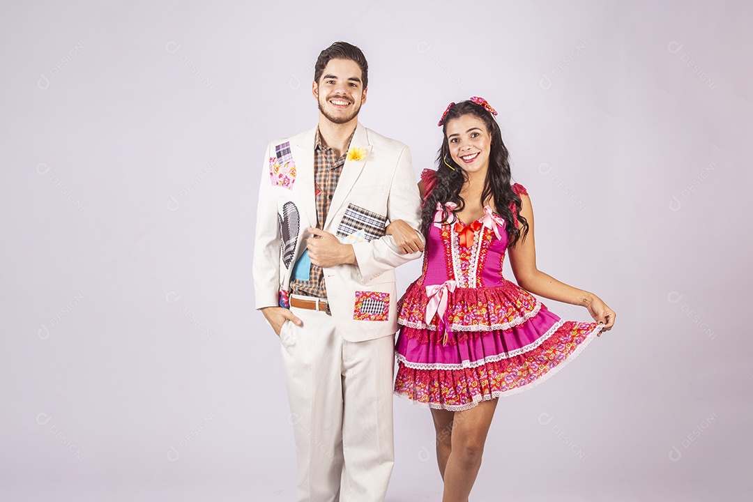 Casal de quadrilheiros trajados para festa junina de braços dados