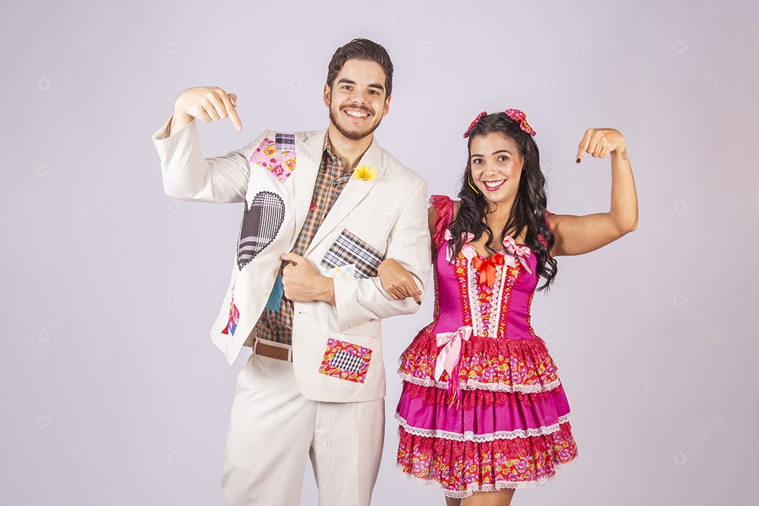 Casal de quadrilheiros trajados para festa junina de braços dados