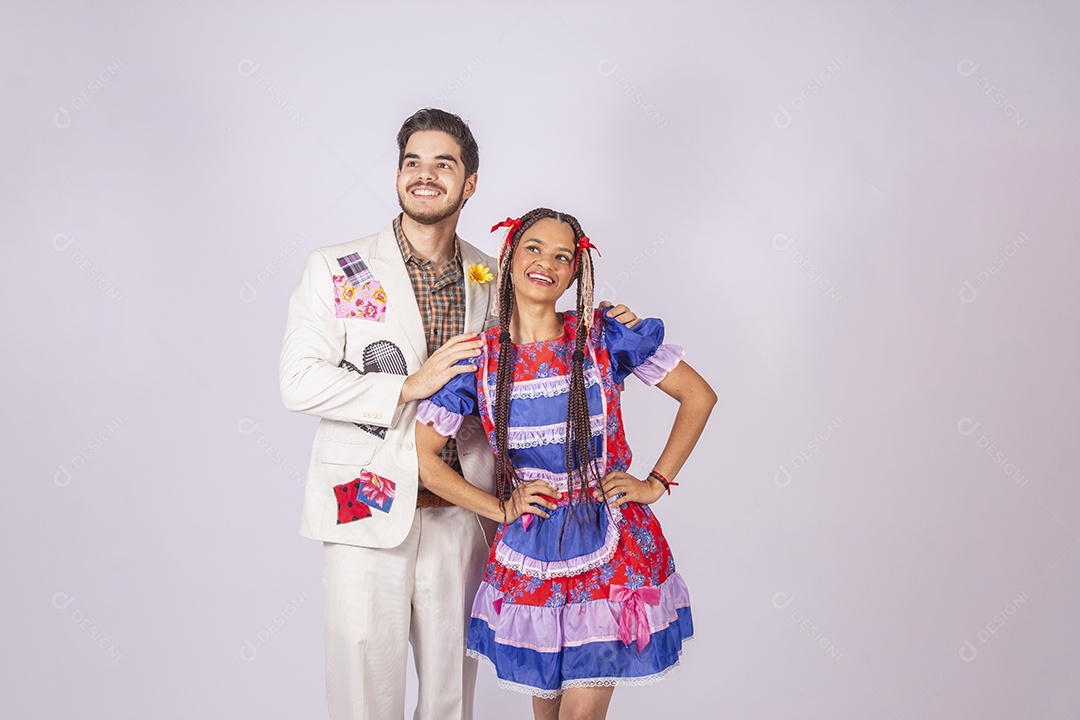 Casal de quadrilheiros trajados para festa junina