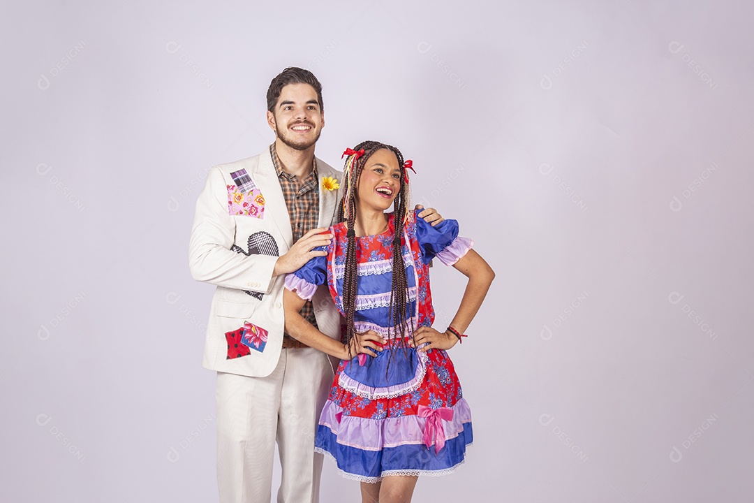 Casal de quadrilheiros trajados para festa junina