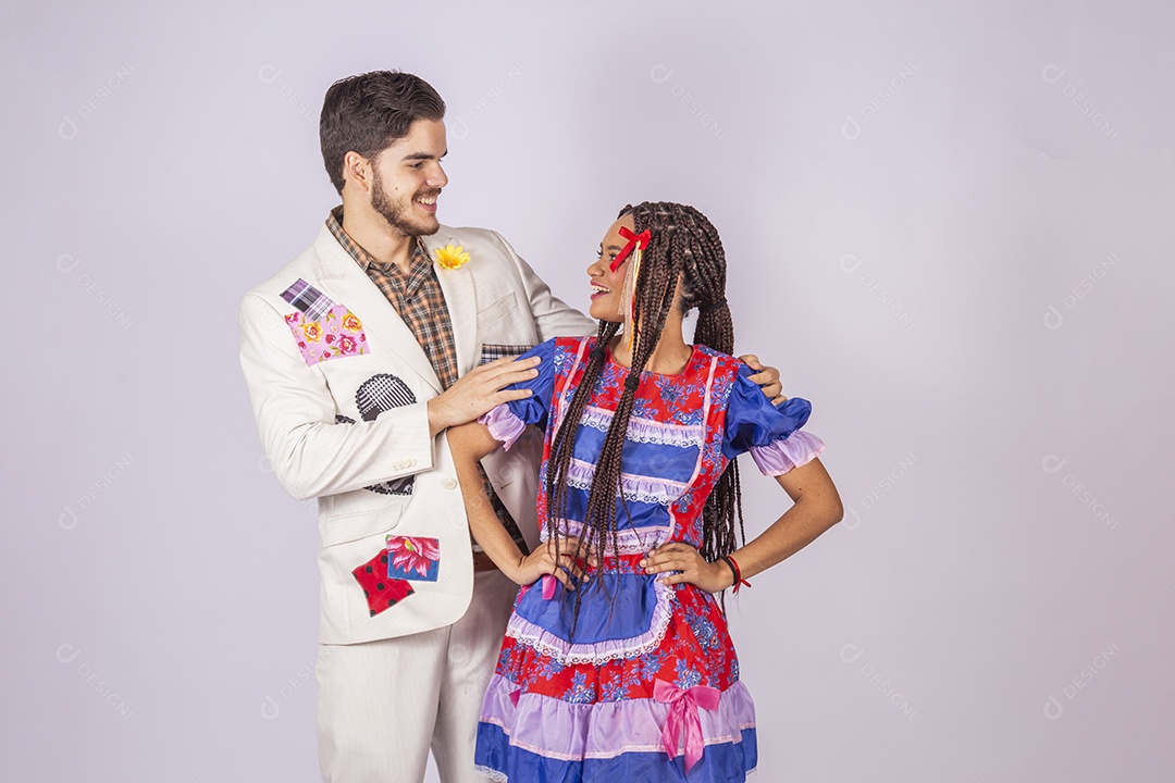 Casal de quadrilheiros trajados para festa junina