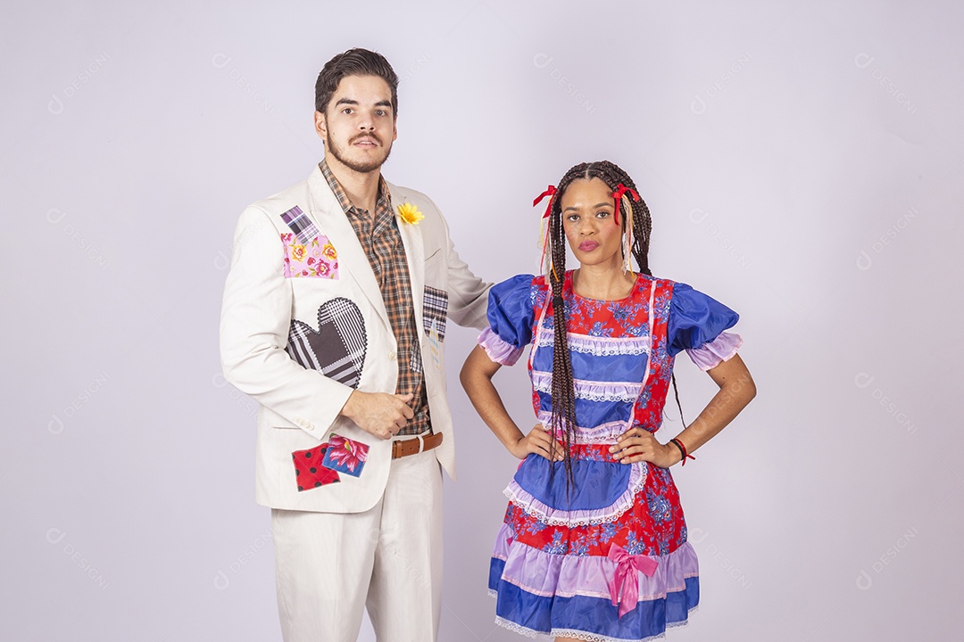 Casal trajado para festa junina