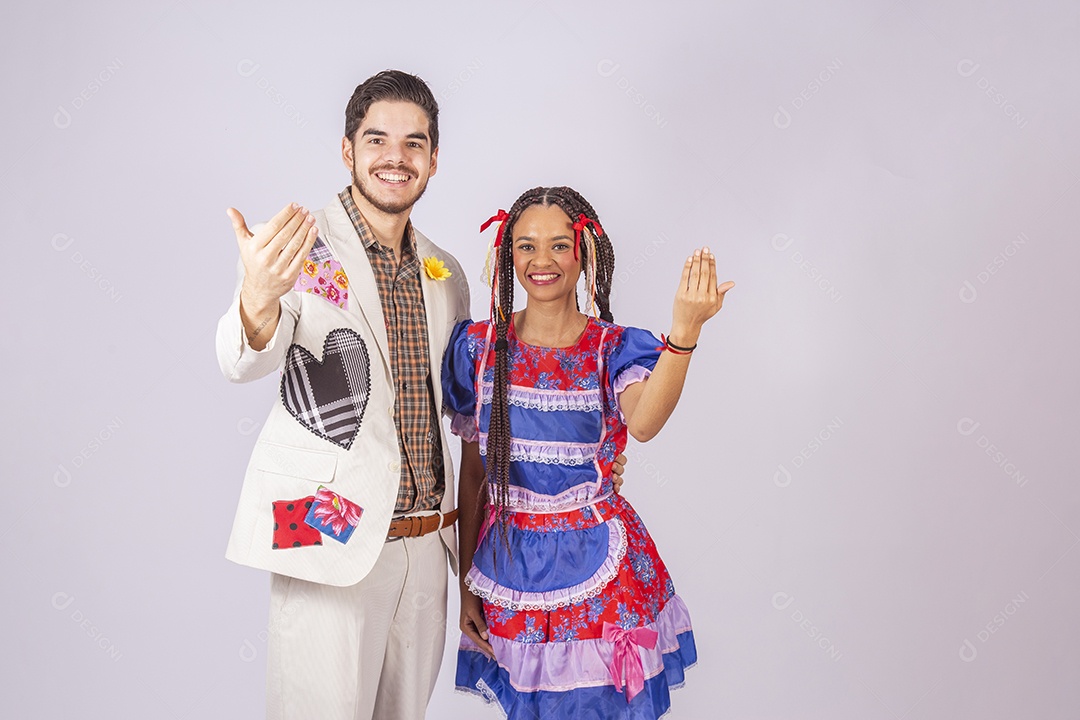 Casal trajado para festa junina chamando para festa