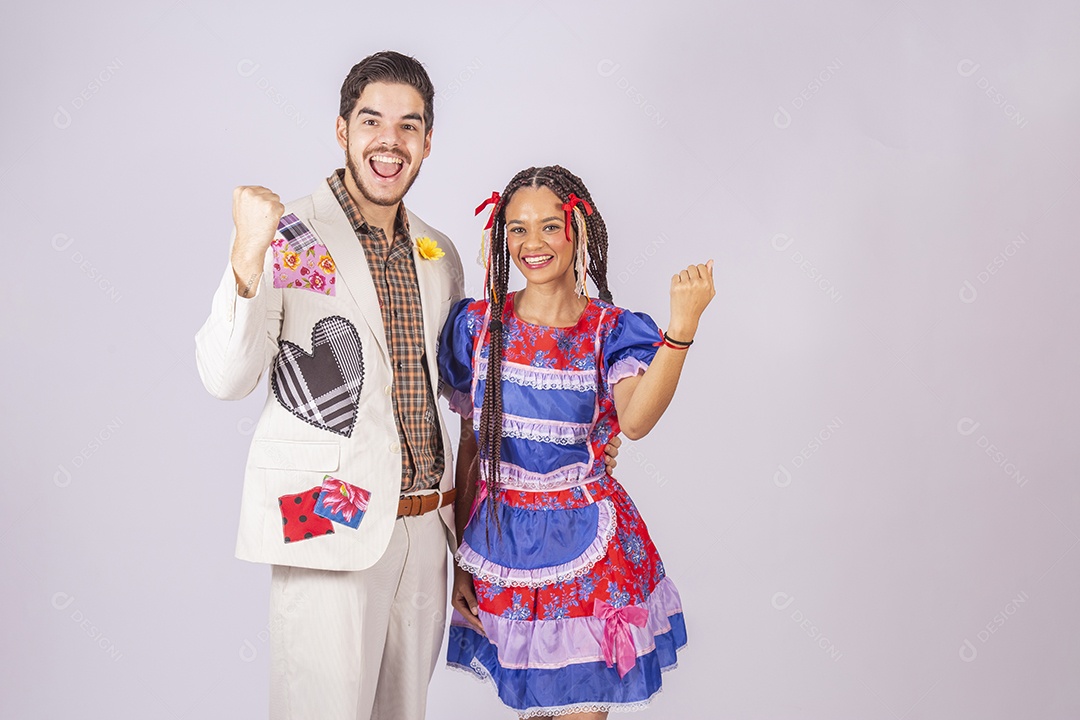 Casal trajado para festa junina