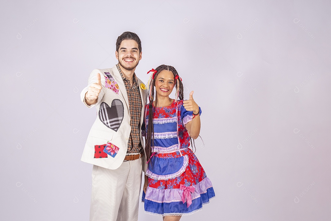 Casal trajado para festa junina