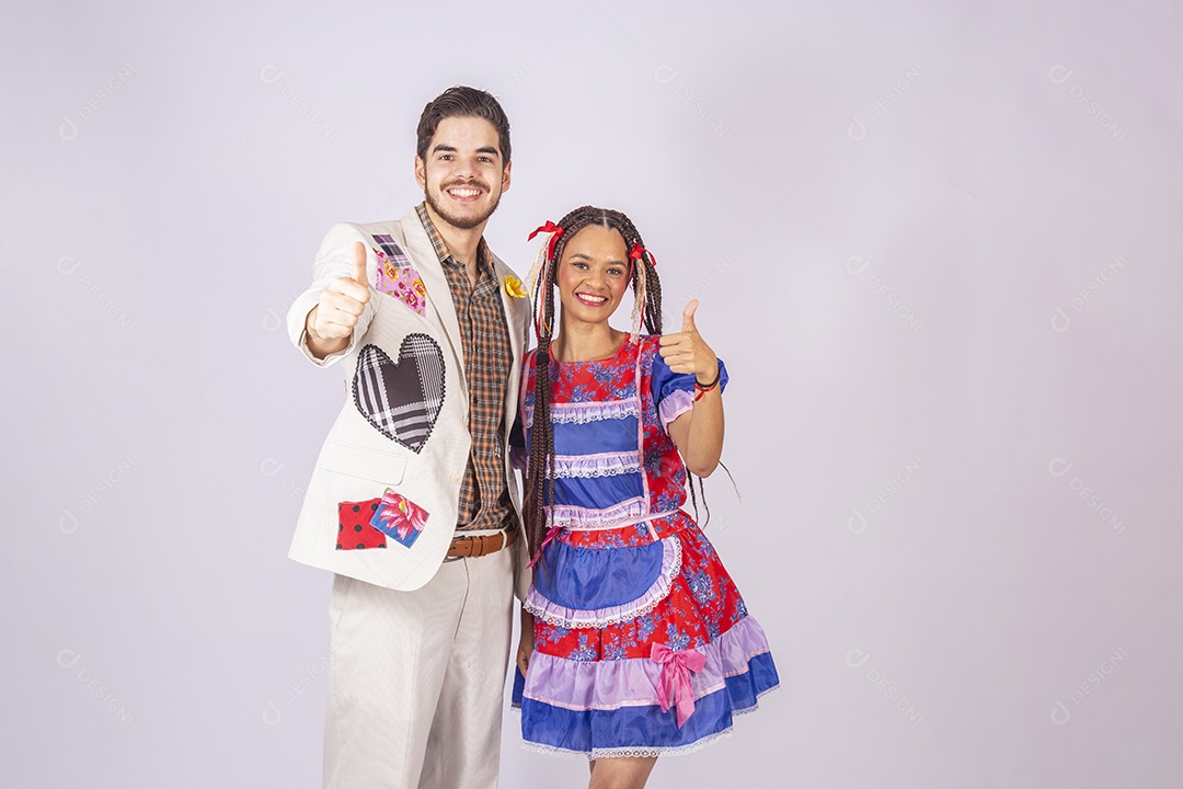 Casal trajado para festa junina
