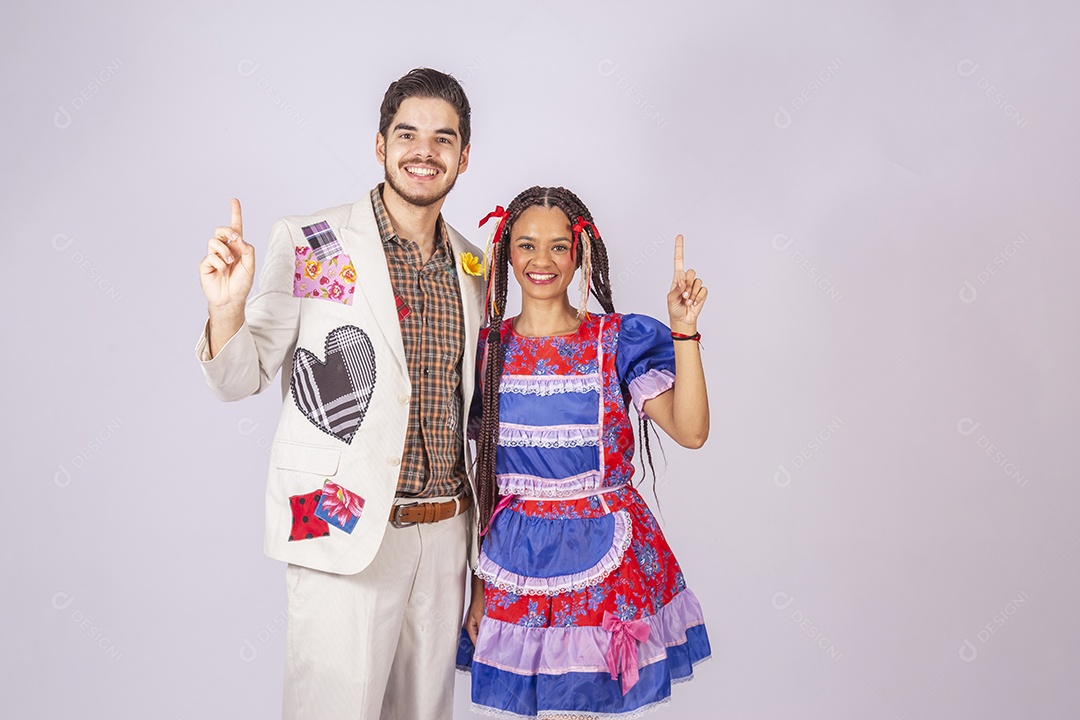 Casal trajado para festa junina
