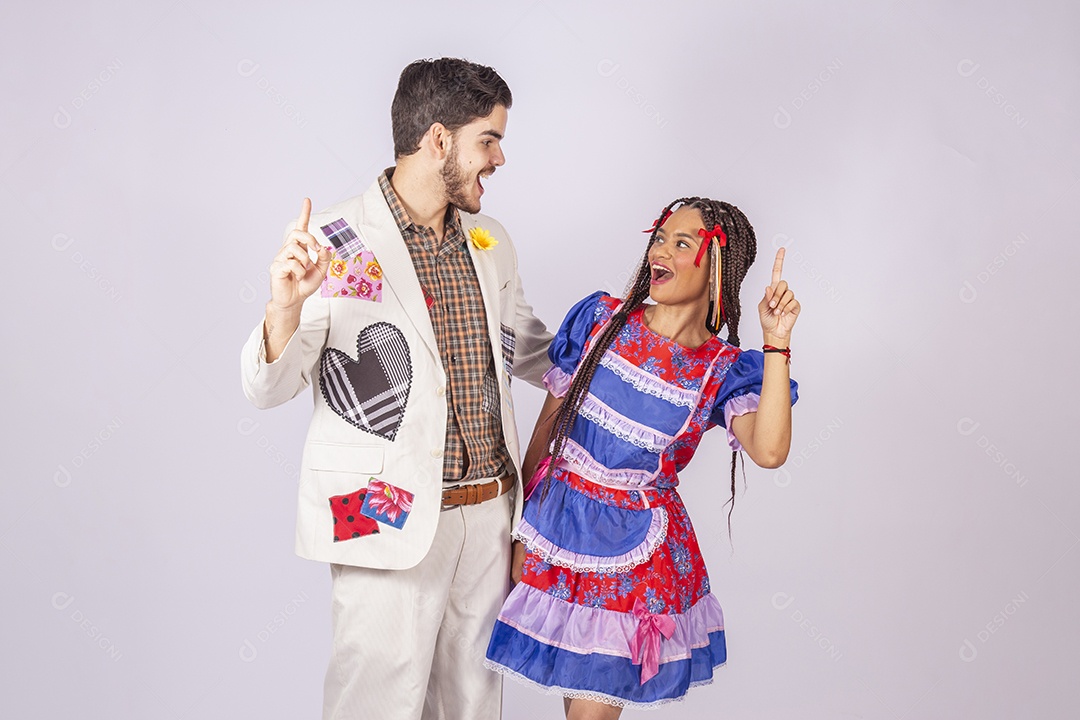 Casal abraçado trajados para quadrilha junina