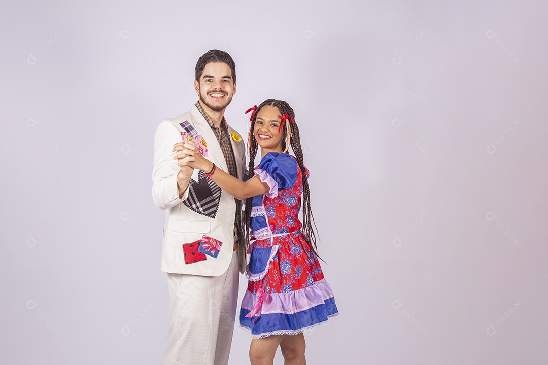 Casal abraçado trajados para quadrilha junina