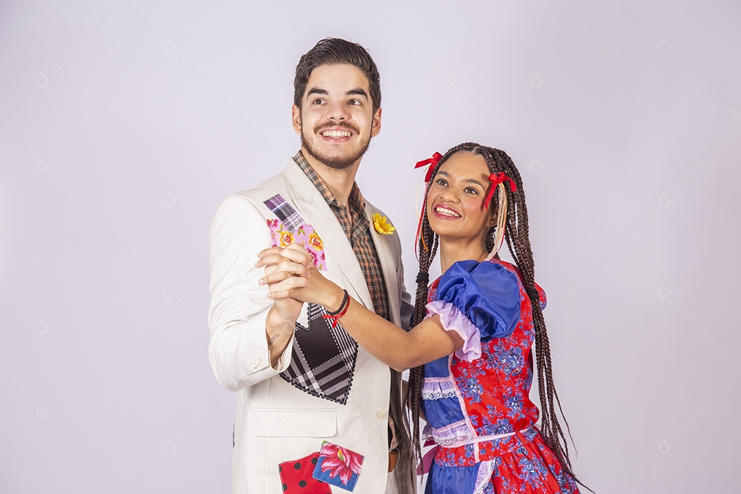 Casal trajado para festa junina