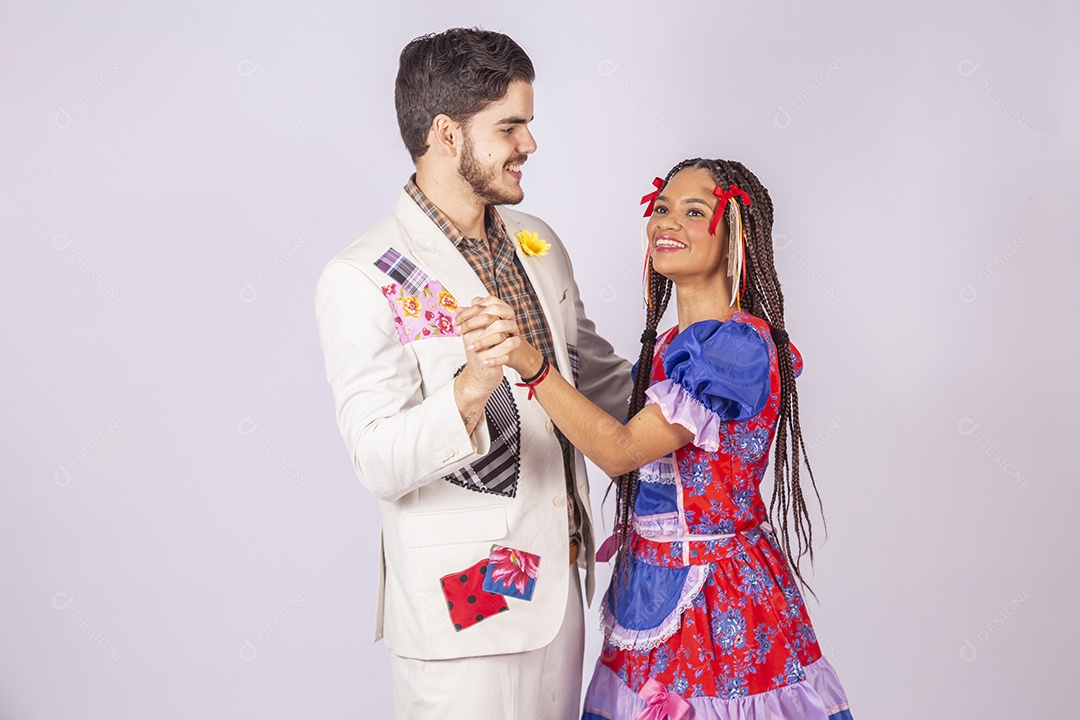 Casal de quadrilheiros prontos para festa junina