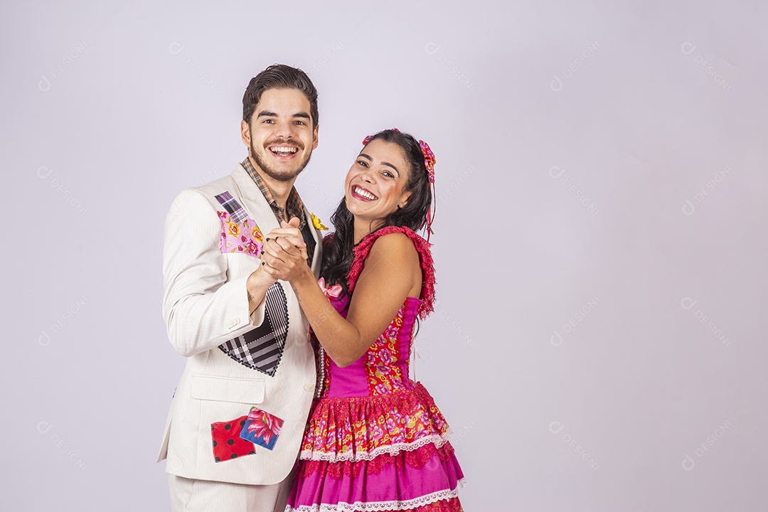 Casal de quadrilheiros prontos para festa junina