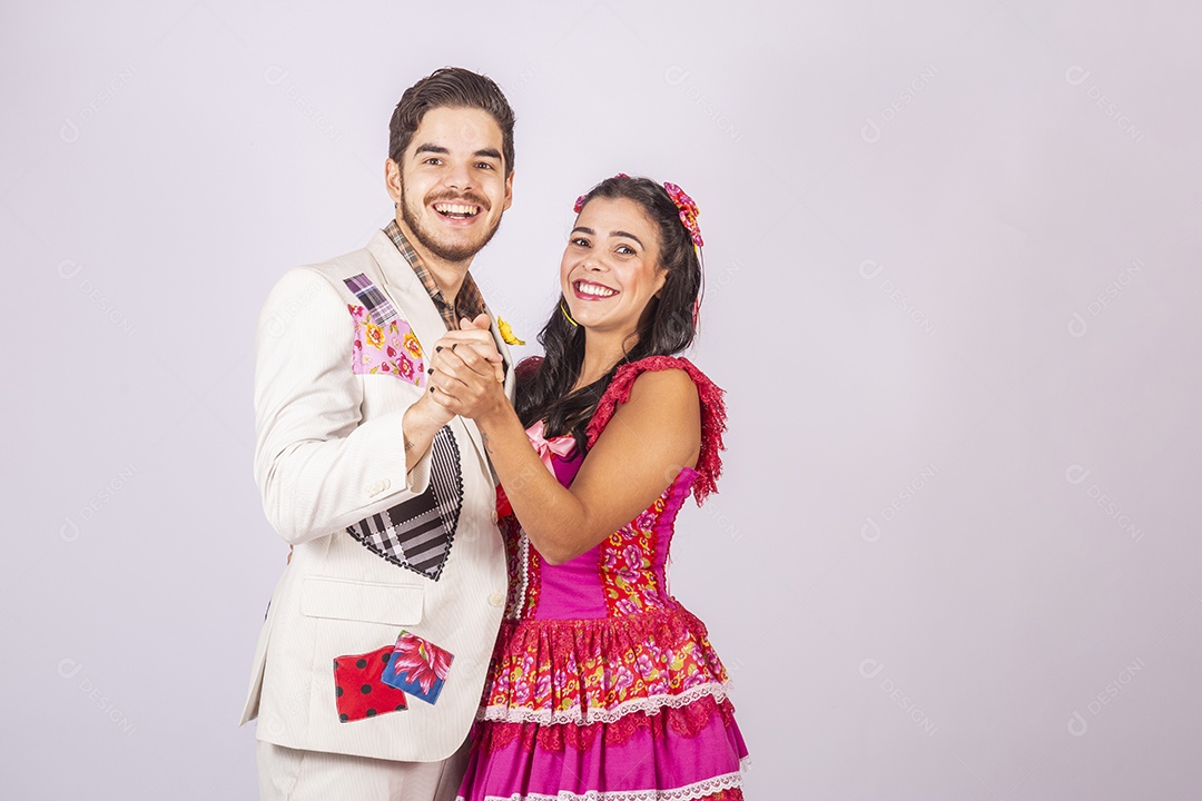 Casal de quadrilheiros prontos para festa junina