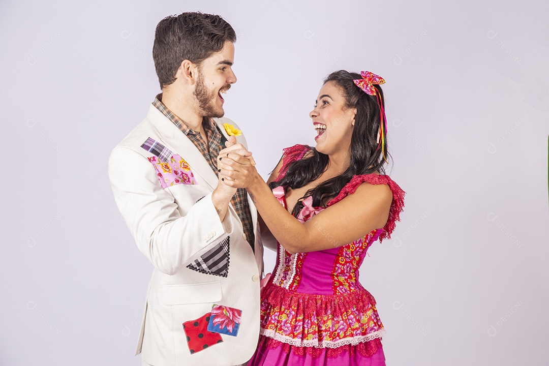 Casal de quadrilheiros prontos para festa junina