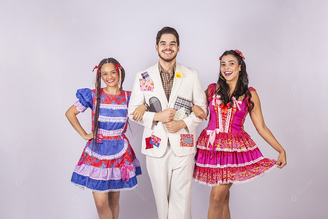 Três jovens prontos e trajados para festa junina