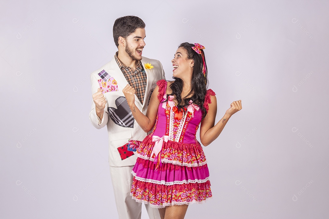 Casal de jovens vestidos a caráter para festa junina